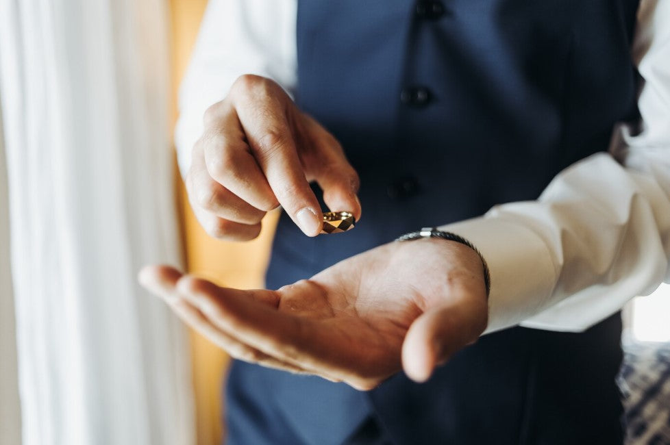 How to choose a suitable wedding ring for the groom